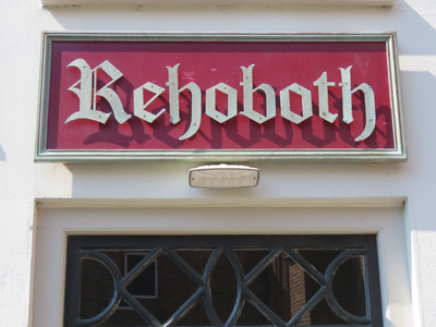 844192 Gezicht op het naambord boven de ingang van het verenigingsgebouw Rehoboth (Korte Kerkstraat 5) te Montfoort.